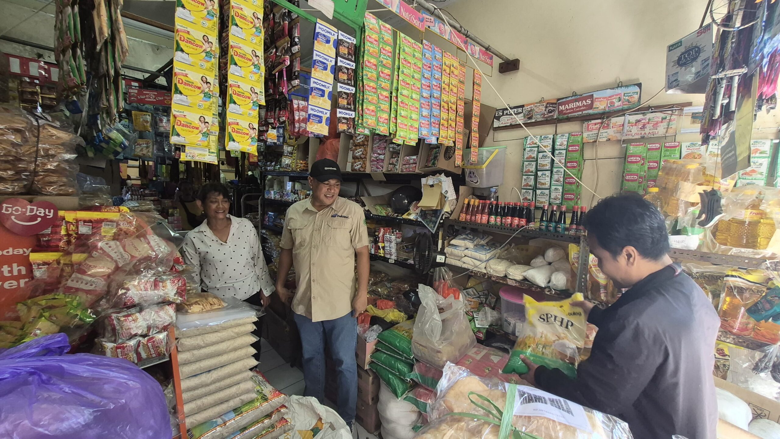 BALINEWSID.COM, DENPASAR, – State-owned food logistics agency Perum BULOG Bali Regional Office has confirmed that the distribution of Minyakita cooking oil acr…