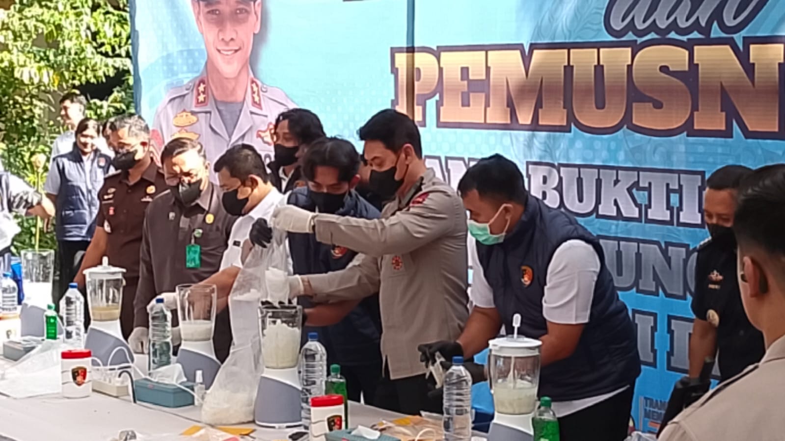 BALINEWSID.COM, DENPASAR – The Bali Regional Police Polda Bali destroyed narcotics worth Rp19.9 billion using a blender method as part of a transparency-driven…