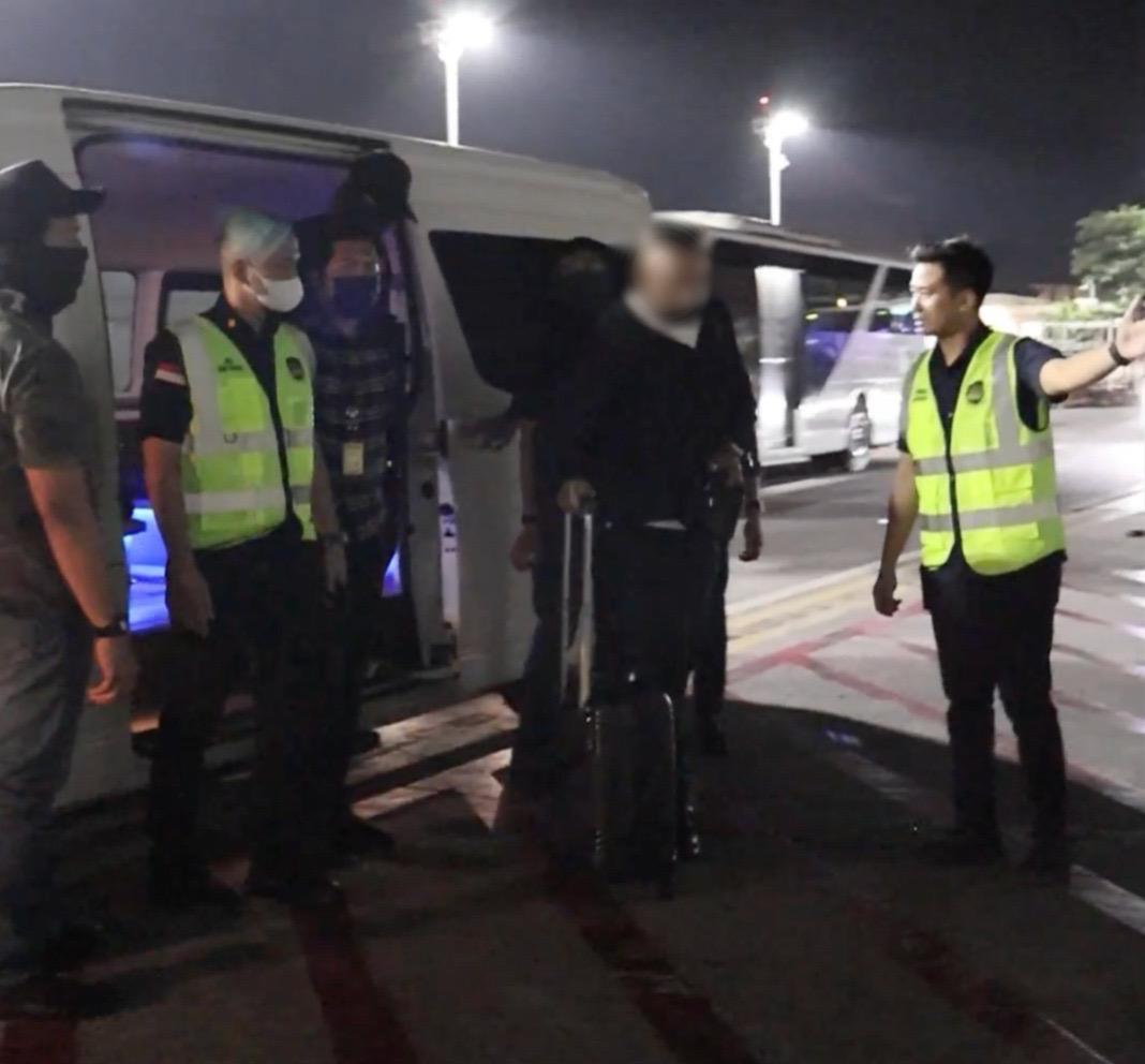 BALINEWSID.COM, BADUNG – Immigration officers at Bali's Ngurah Rai Immigration Office have thwarted the departure of an Australian national listed as an Interp…