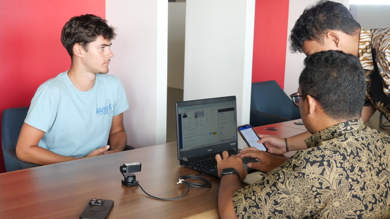 BALINEWSID.COM, DENPASAR – The Denpasar Class I Immigration Office officially launched its first immigration service center at Plaza Renon on Friday, aiming to…