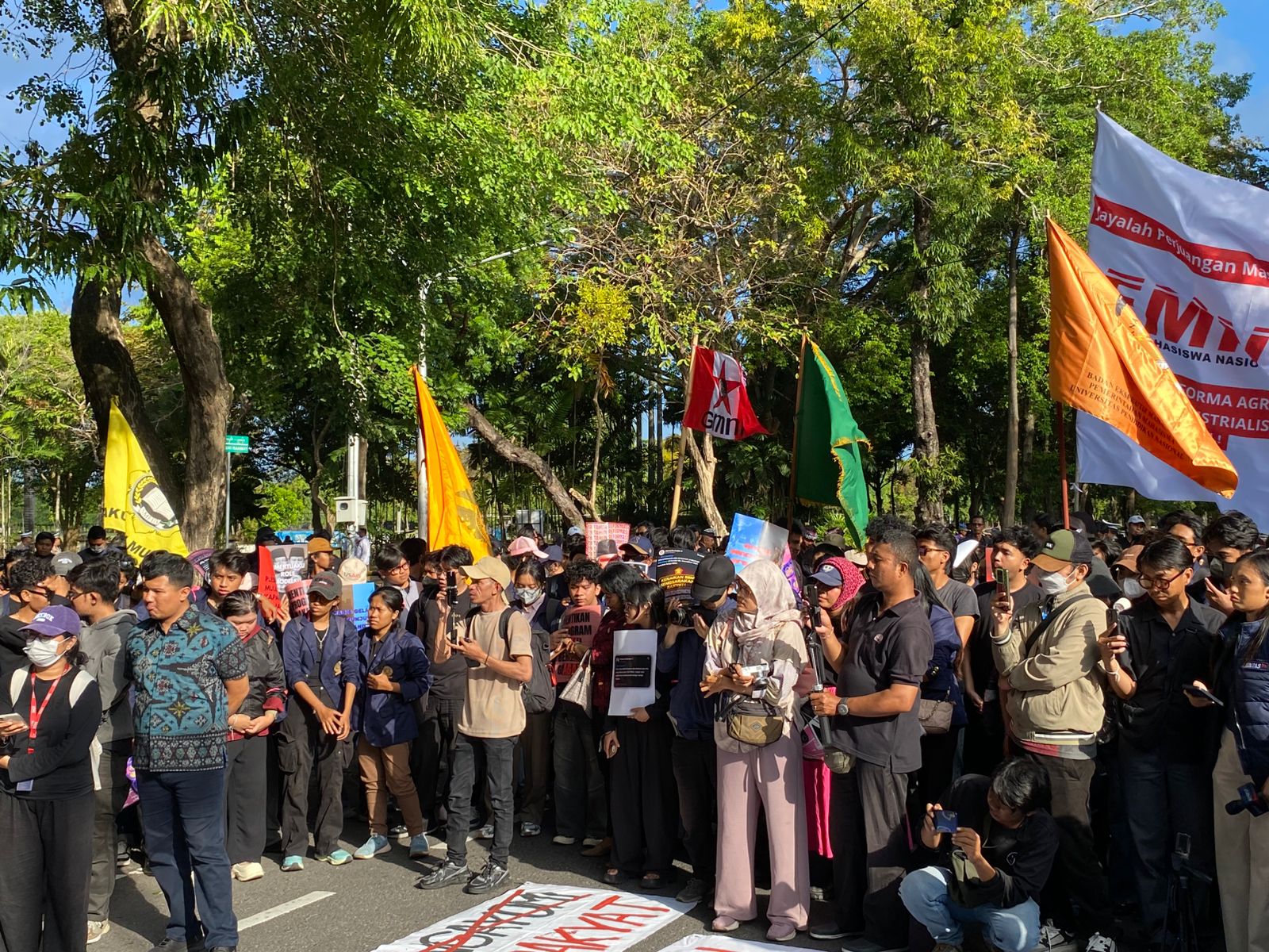 BALINEWSID.COM, DENPASAR – Hundreds of students from various student and youth organizations staged a protest under the banner of Aksi Bali Bergerak (Bali Move…
