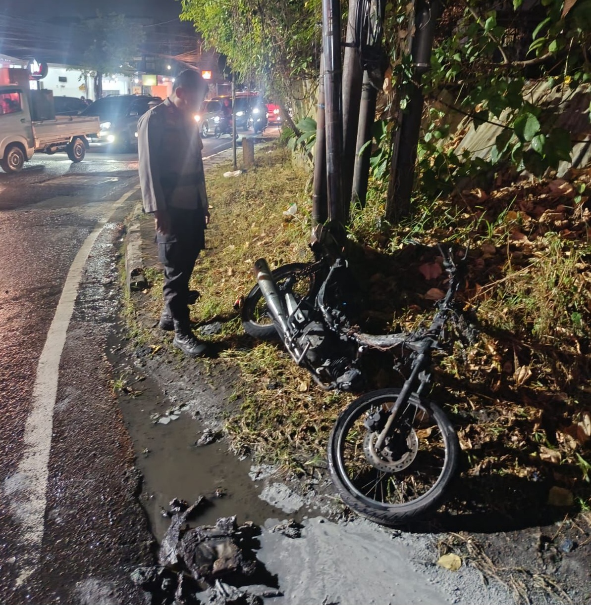 BALINEWSID.COM, DENPASAR – A motorcycle belonging to PT Semangat Dapur Bersama was completely destroyed in a fire on Jalan Imam Bonjol, near the Buagan Interse…