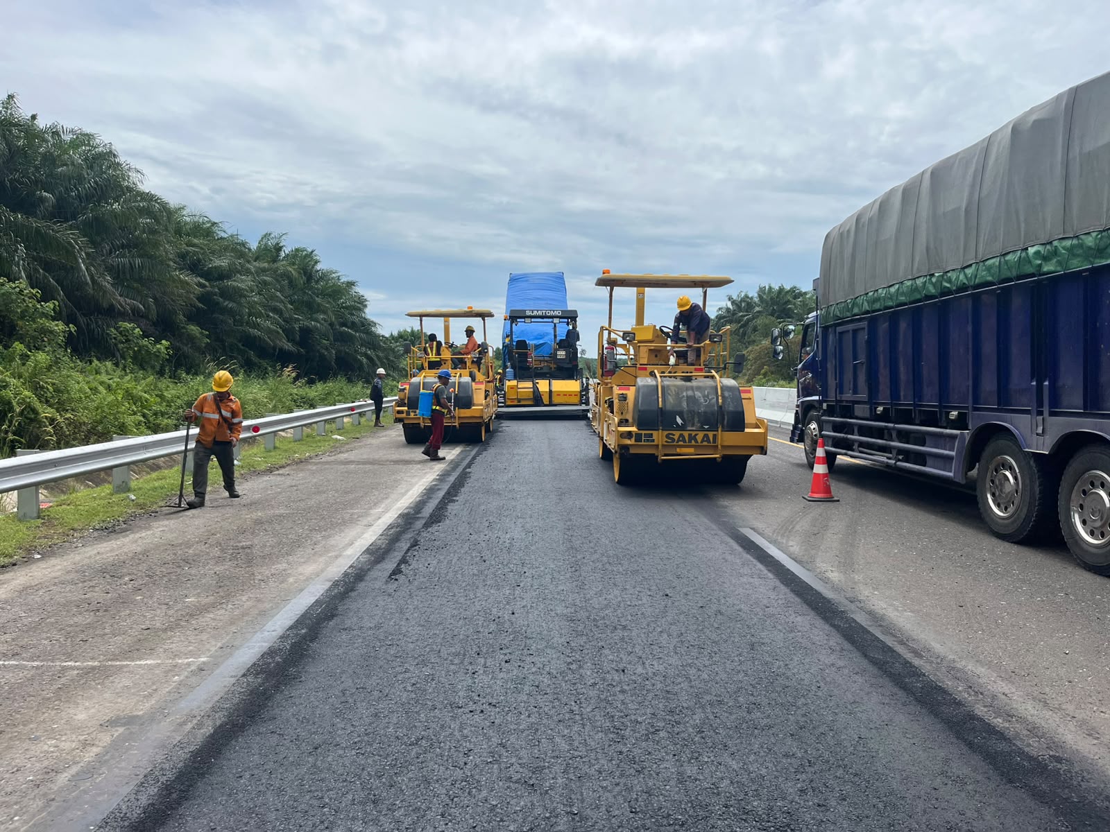 BALINEWSID.COM, PEKANBARU – PT Hutama Karya (Persero) continues to improve safety and comfort for motorists using the Pekanbaru-Dumai section of the Trans Suma…