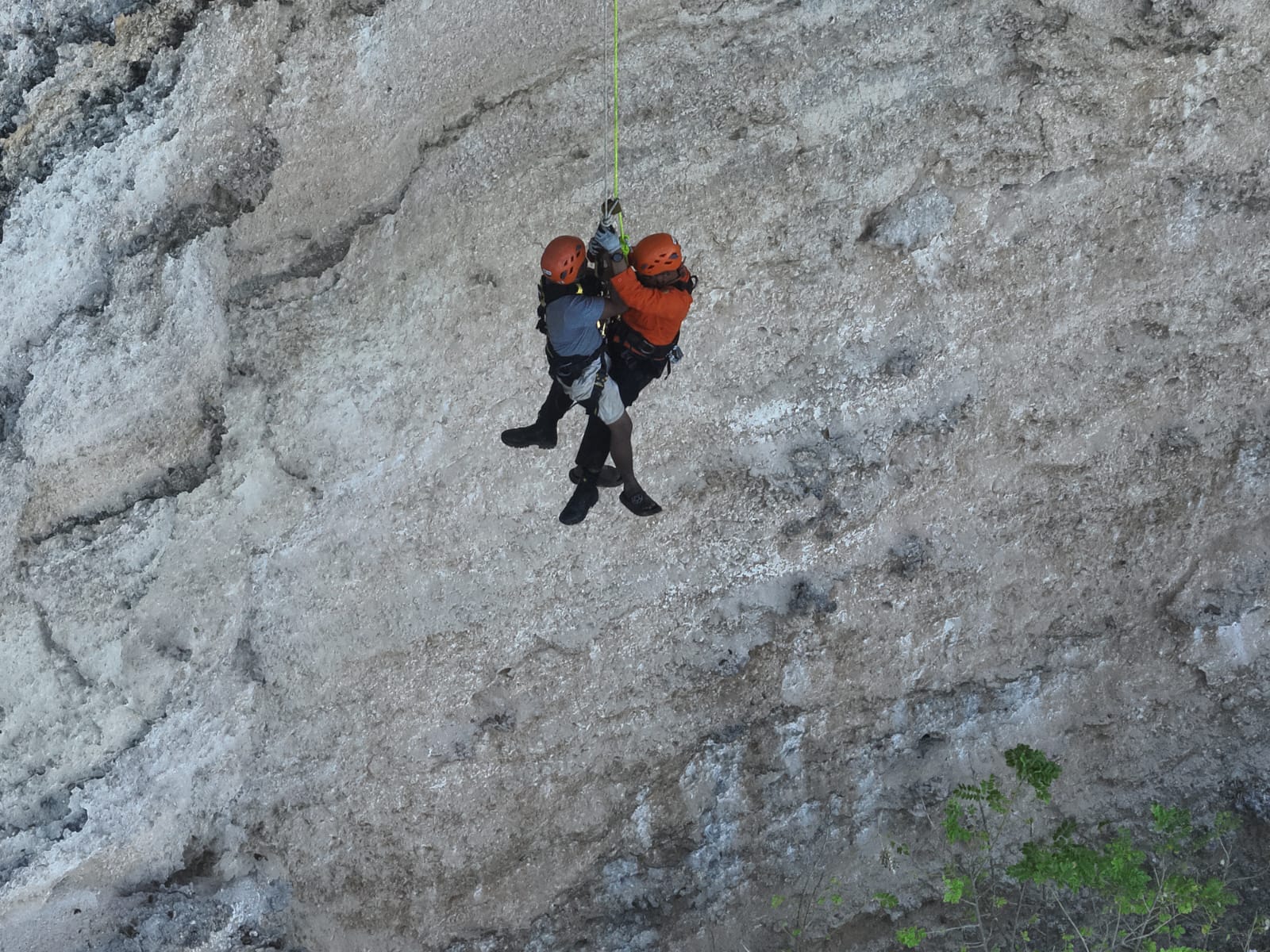 BALINEWSID.COM, BADUNG – Three construction workers were successfully rescued after being trapped by rising tides beneath the cliffs near the Uluwatu Temple ar…