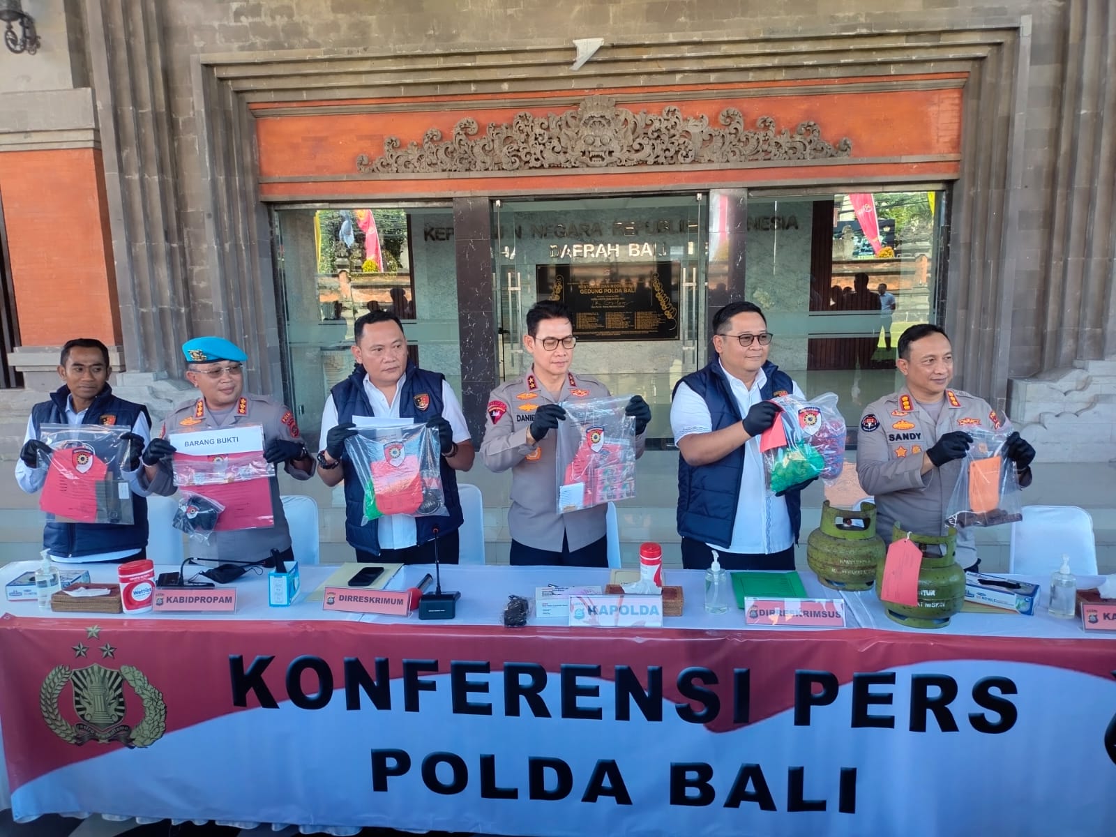 BALINEWSID.COM, DENPASAR – Bali Regional Police (Polda Bali) have arrested 97 suspects and solved 80 criminal cases involving aggravated theft, violent robbery…