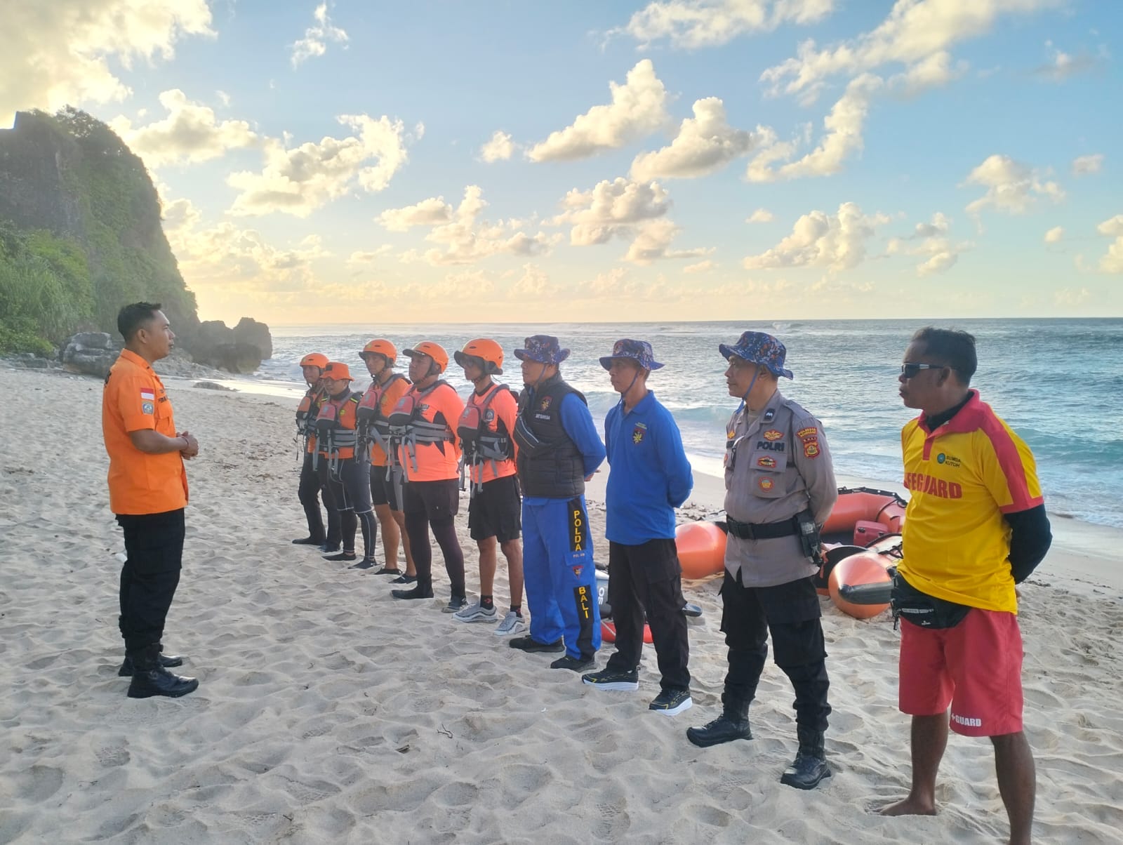 BALINEWSID.COM, BADUNG – A joint Search and Rescue (SAR) team is continuing efforts to locate two men who were swept away by strong currents at Greenbowl Beach…