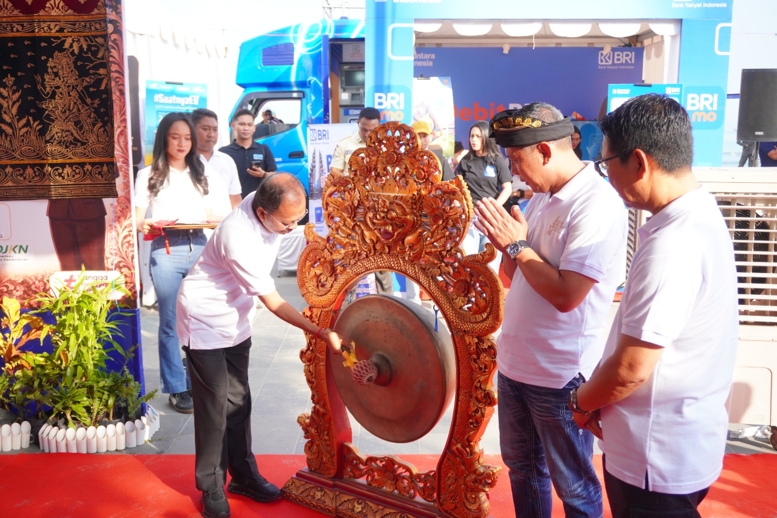 BALINEWSID.COM, BADUNG – The Bali High Prosecutor's Office (Kejaksaan Tinggi Bali) officially launched the 2026 Public Service Bazaar at the Tsunami Center Par…