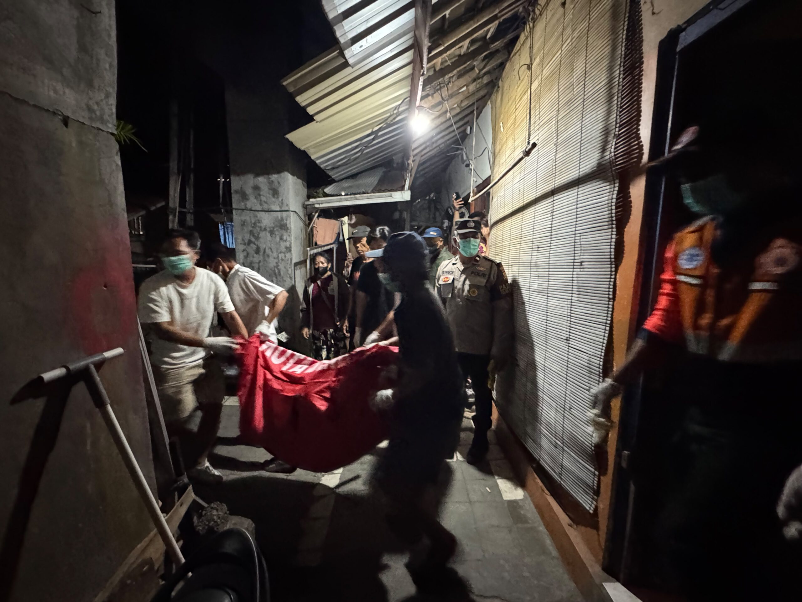 BALINEWSID.COM, DENPASAR – A 76-year-old woman was found dead inside her rented room at a boarding house on Jalan Imam Bonjol, Gang Jambu Rata, Br. Samping Bun…