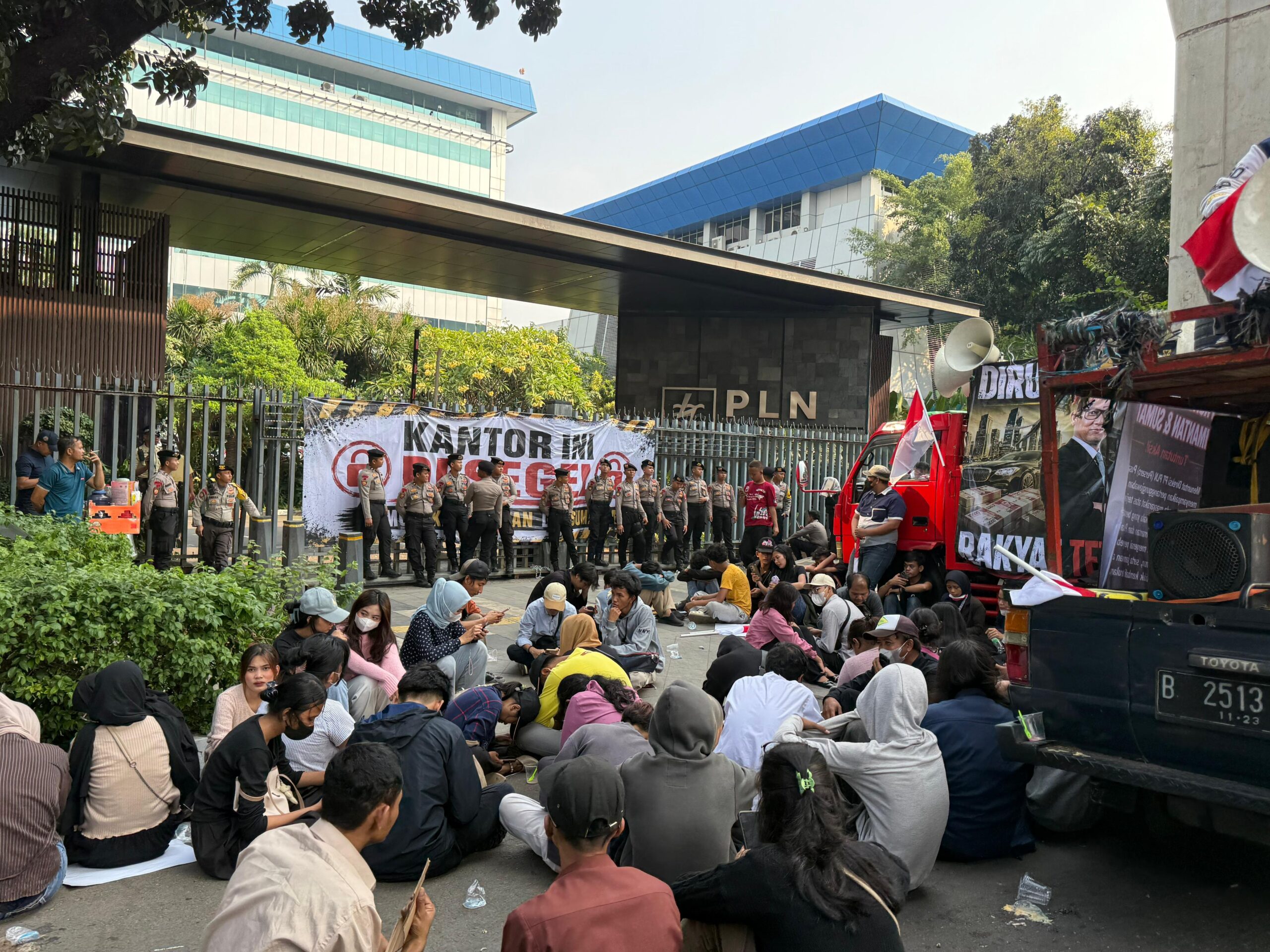 BALINEWSID.COM, JAKARTA – Hundreds of protesters representing the Kalimantan and Sumatra Youth Front staged a demonstration at the headquarters of state-owned …