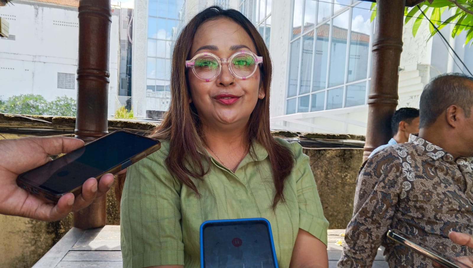 BALINEWSID.COM, KUTA – An Algerian couple detained over a series of clothing thefts at two shopping malls in Bali have admitted to the crimes, offered to compe…