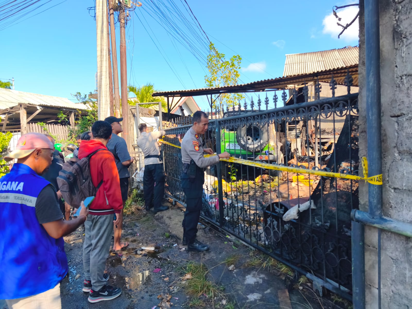 BALINEWSID.COM, DENPASAR – A warehouse storing used fruit packaging cartons was destroyed in a fire on Sunday (July 5, 2026) in Panjer, South Denpasar, after a…