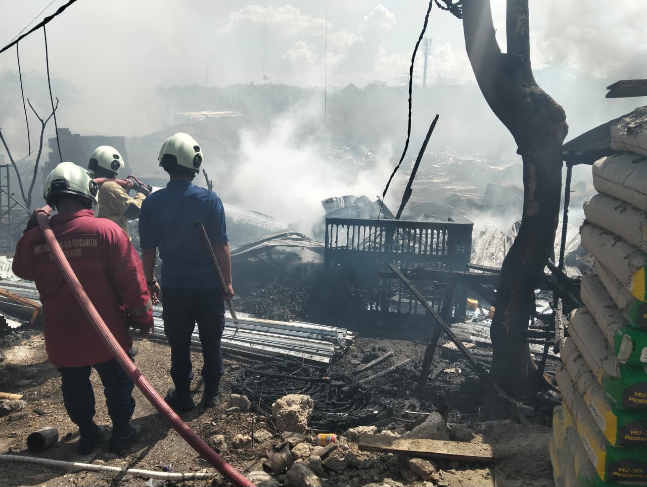 BALINEWSID.COM, BADUNG – A fire destroyed a semi-permanent workers' barracks at a construction project on Jalan Pantai Suluban, Pecatu Village, South Kuta Dist…
