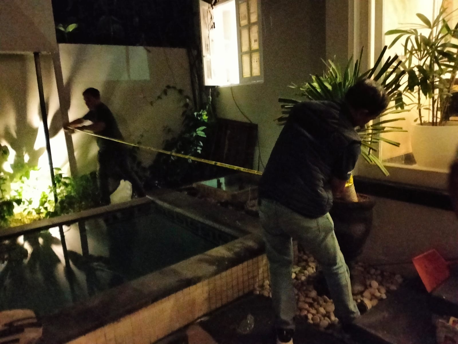 BALINEWSID.COM, BADUNG – A 46-year-old Indonesian man died after allegedly suffering an electric shock while replacing a circuit breaker at a private villa in …