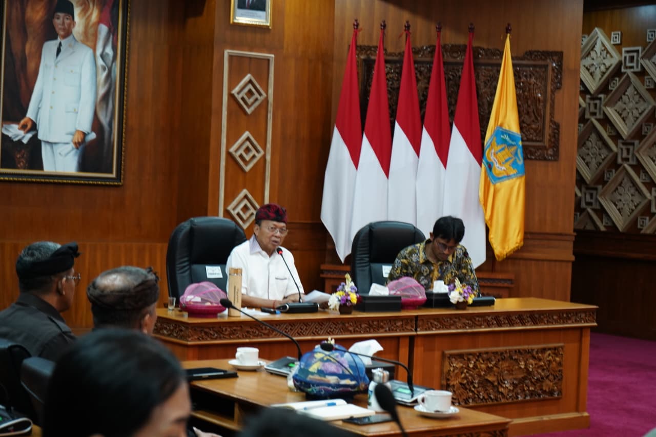 BALINEWSID.COM, DENPASAR – Bali Governor Wayan Koster has reaffirmed his commitment to making Bali energy independent by accelerating the development of renewa…
