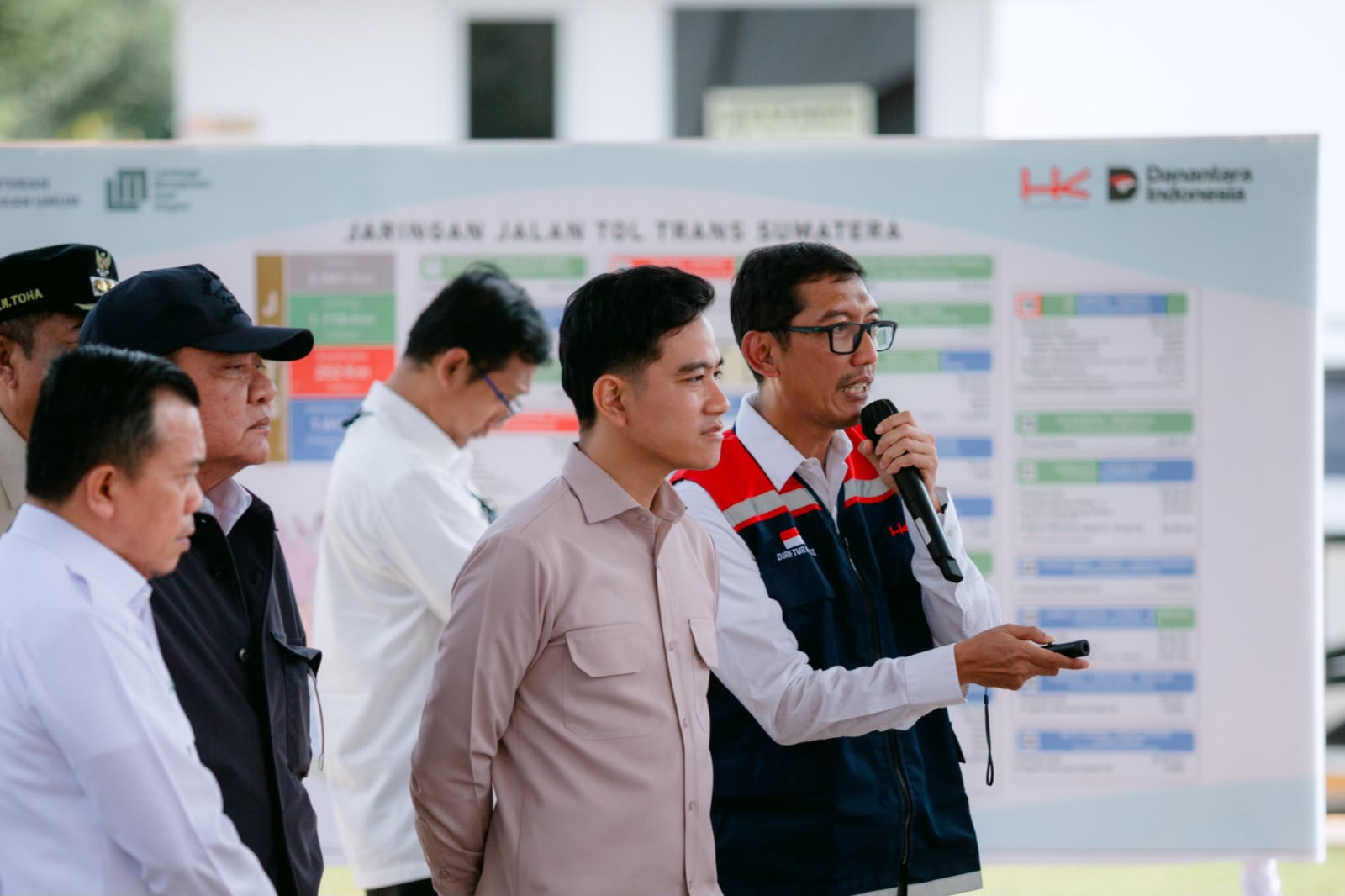 BALINEWSID.COM, SUMATRA – Indonesian Vice President Gibran Rakabuming Raka visited the National Strategic Projects (PSN) of PT Hutama Karya (Persero) on Thursd…