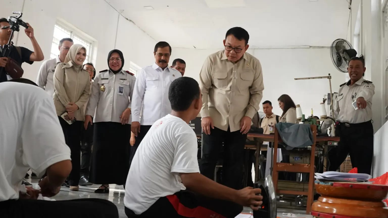 BALINEWSID.COM, TANGERANG – Minister of Immigration and Corrections Agus Andrianto and Presidential Chief of Staff General (Ret.) Dudung Abdurachman met with c…
