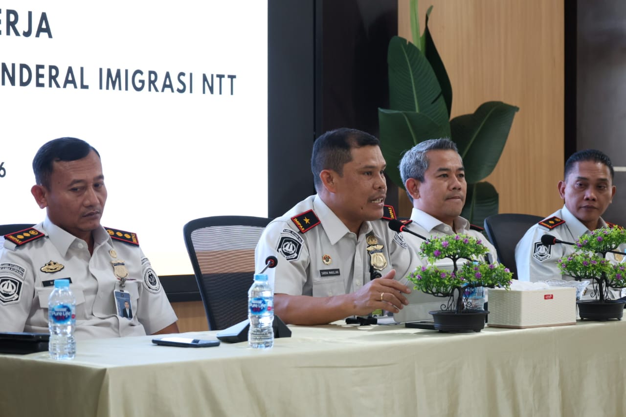 BALINEWSID.COM, KUPANG – The Regional Office of the Directorate General of Immigration in East Nusa Tenggara (NTT) recorded strong performance in the first hal…