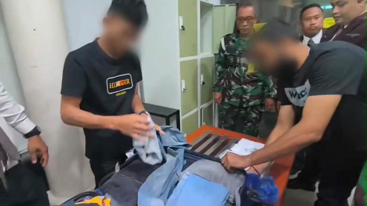 BALINEWSID.COM, PEKANBARU – The Riau Police Narcotics Investigation Directorate (Ditresnarkoba) and Aviation Security (Avsec) officers at Sultan Syarif Kasim I…