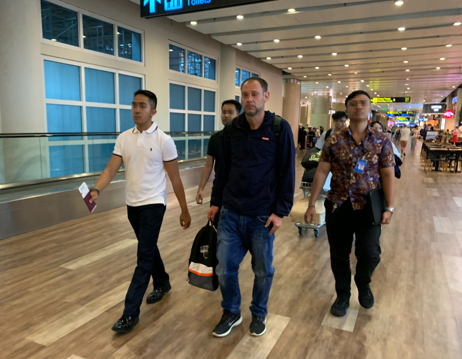 BALINEWSID.COM, BADUNG – The Denpasar Immigration Detention Center (Rudenim Denpasar) deported an Italian national identified by the initials JF, 41, to Rome o…