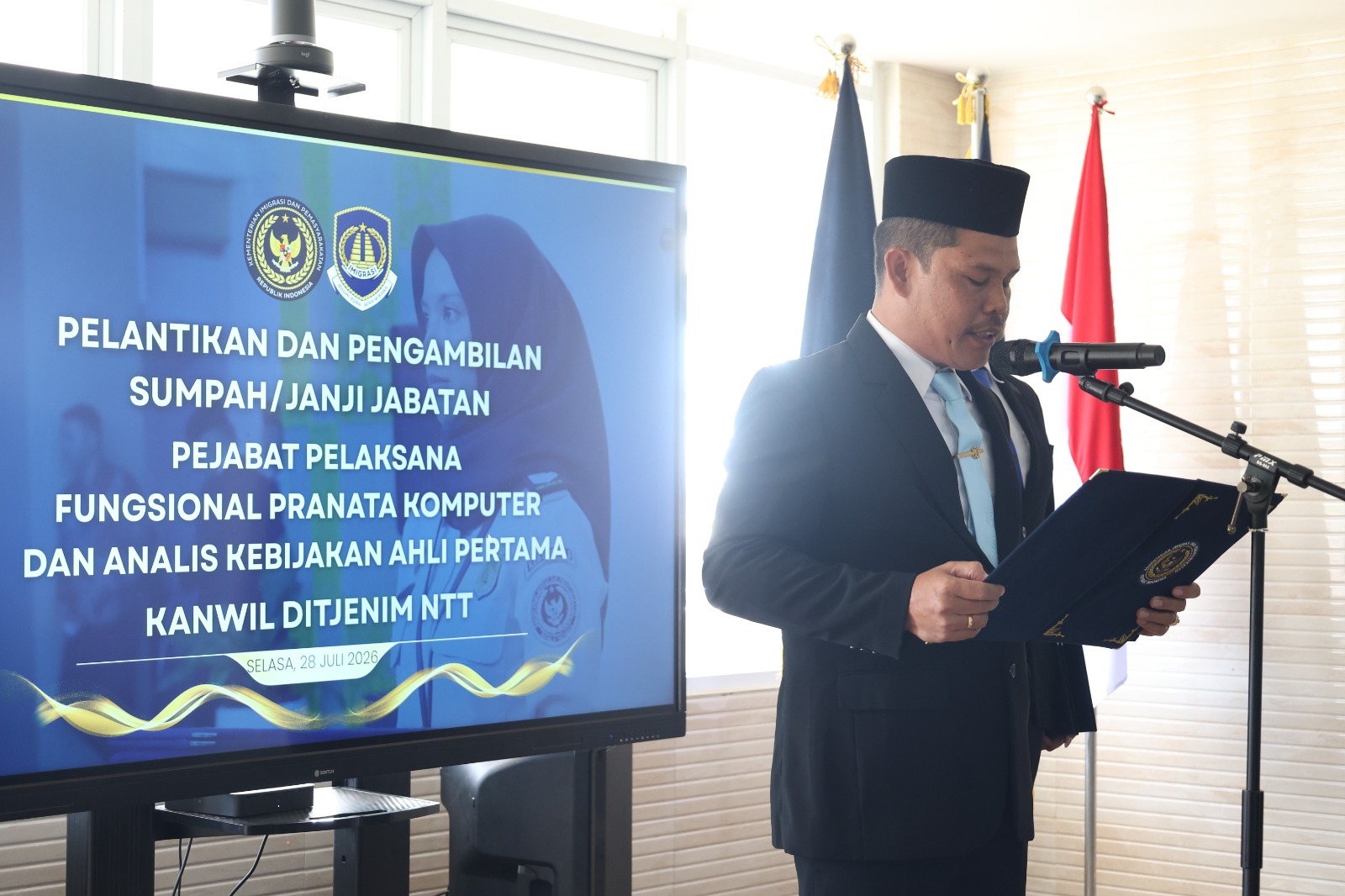 BALINEWSID.COM, KUPANG– The Regional Office of the Directorate General of Immigration (Ditjen Imigrasi) in East Nusa Tenggara (NTT) held an oath-taking and ina…
