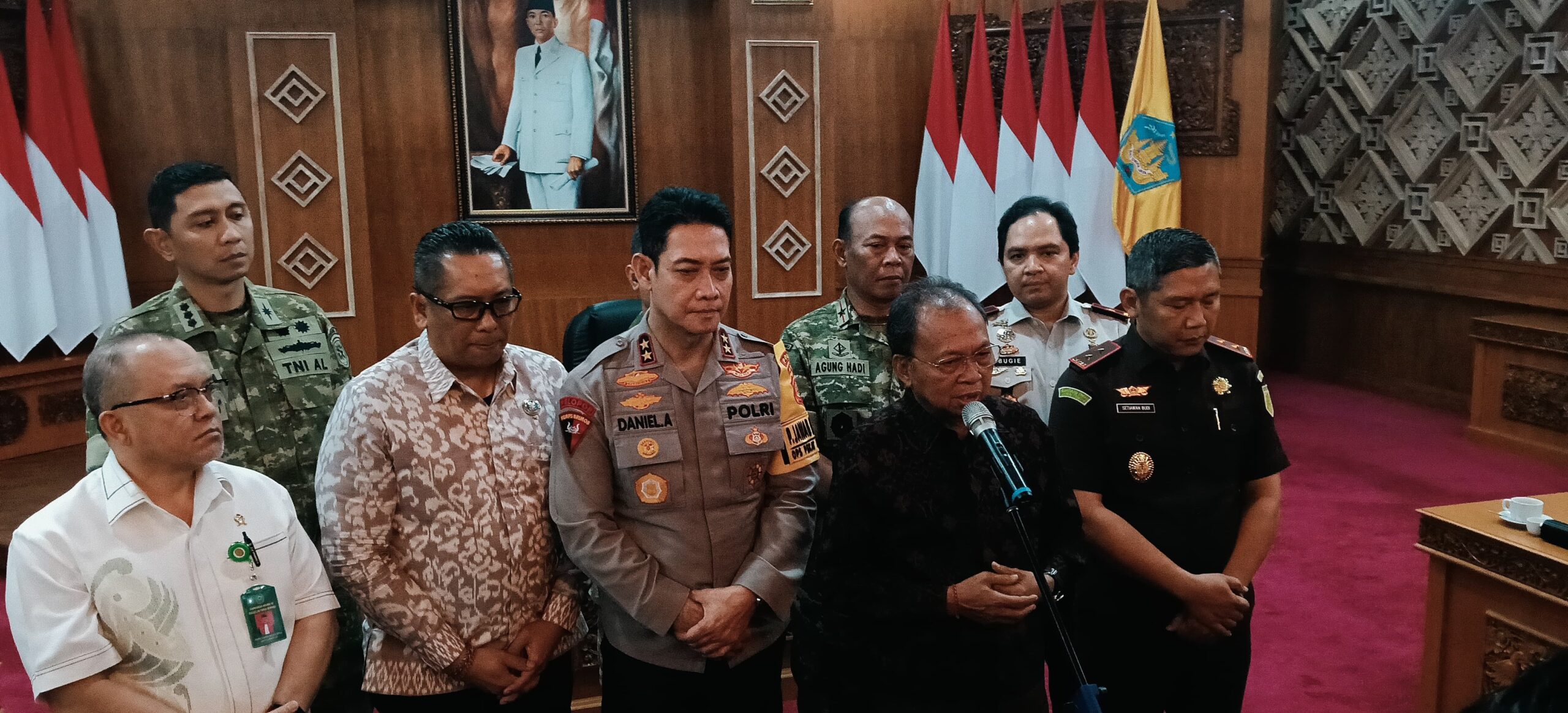 BALINEWSID.COM, DENPASAR – Bali Governor Wayan Koster has urged the public not to overreact to various tourism-related issues circulating on social media, stre…