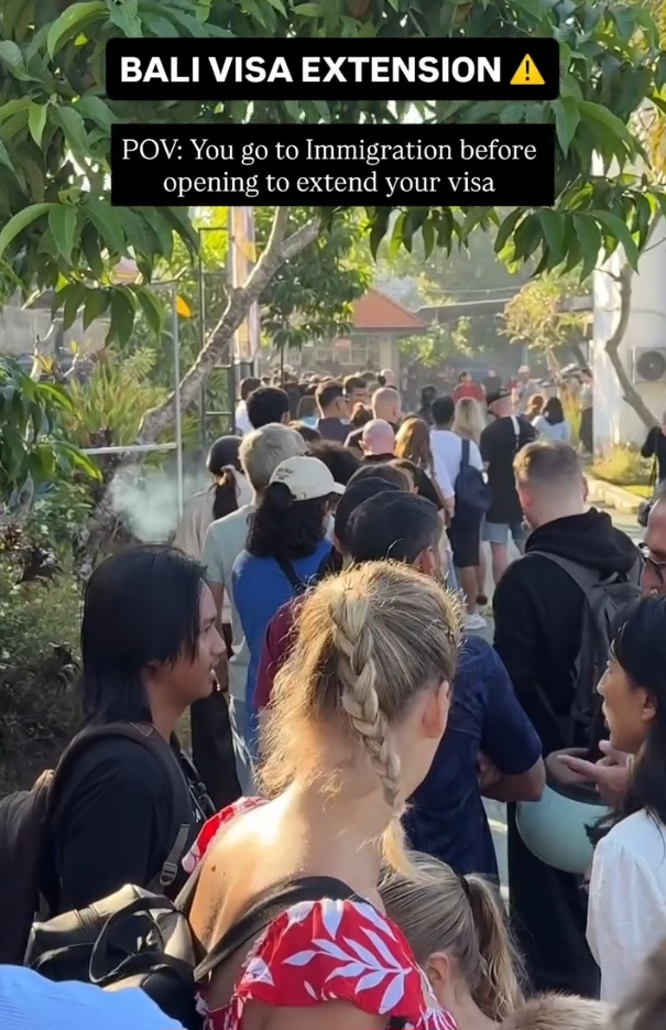 BALINEWSID.COM, DENPASAR – A long queue of applicants at the Denpasar Immigration Office has gone viral on social media after an Instagram user shared a short …