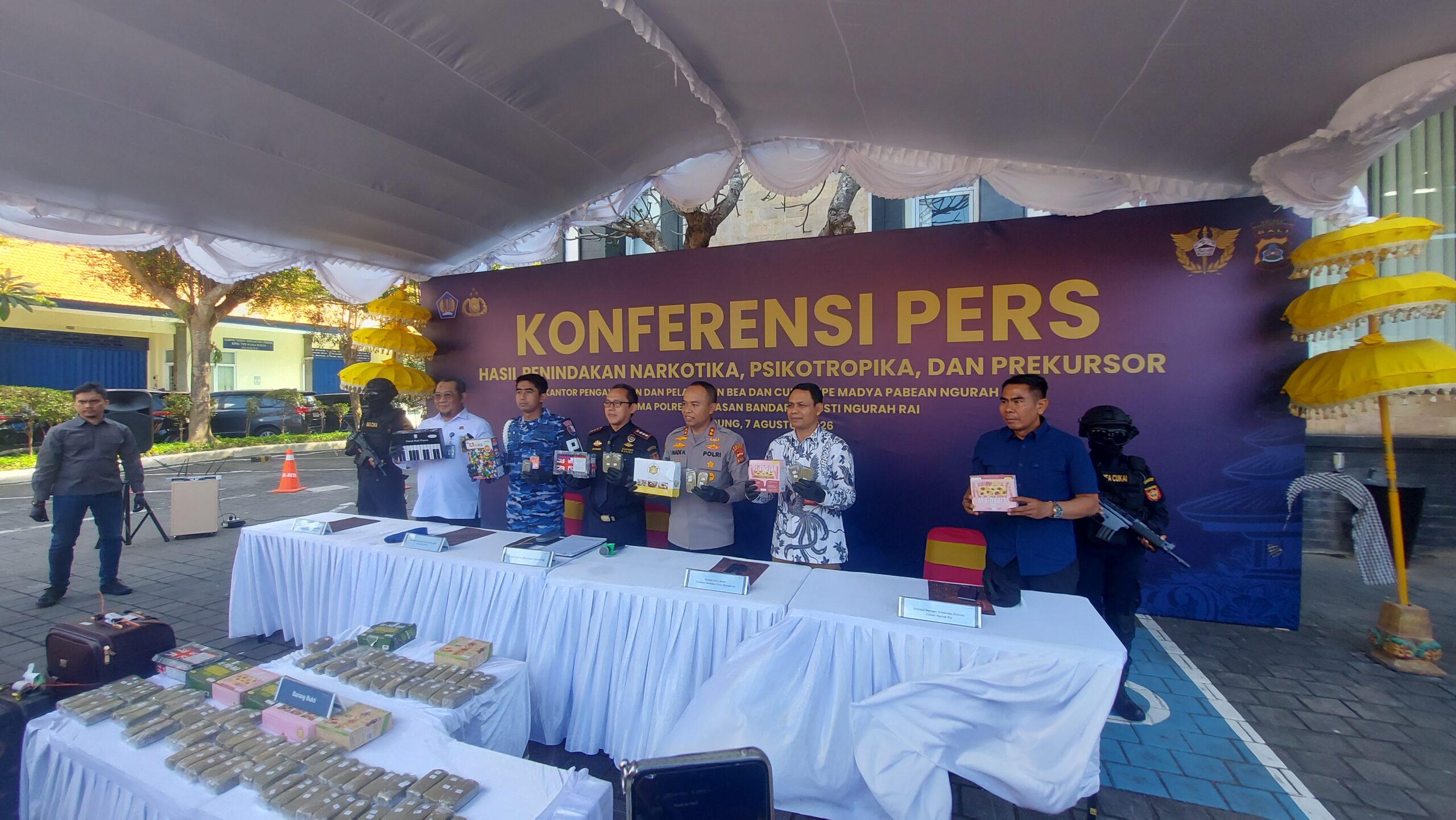 BALINEWSID.COM, BADUNG – Two Indian nationals identified by their initials as AR, 28, and PC, 31, have been detained after allegedly carrying more than 10 kilo…