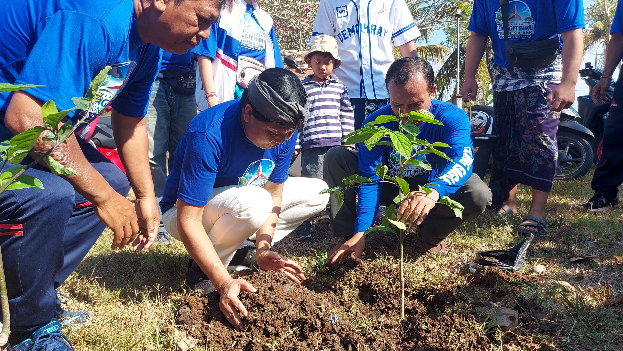 Demokrat Bali Mobilizes 250 Cadres to Clean Rambut Siwi Temple, Calls for Waste to Be Managed at Village Level