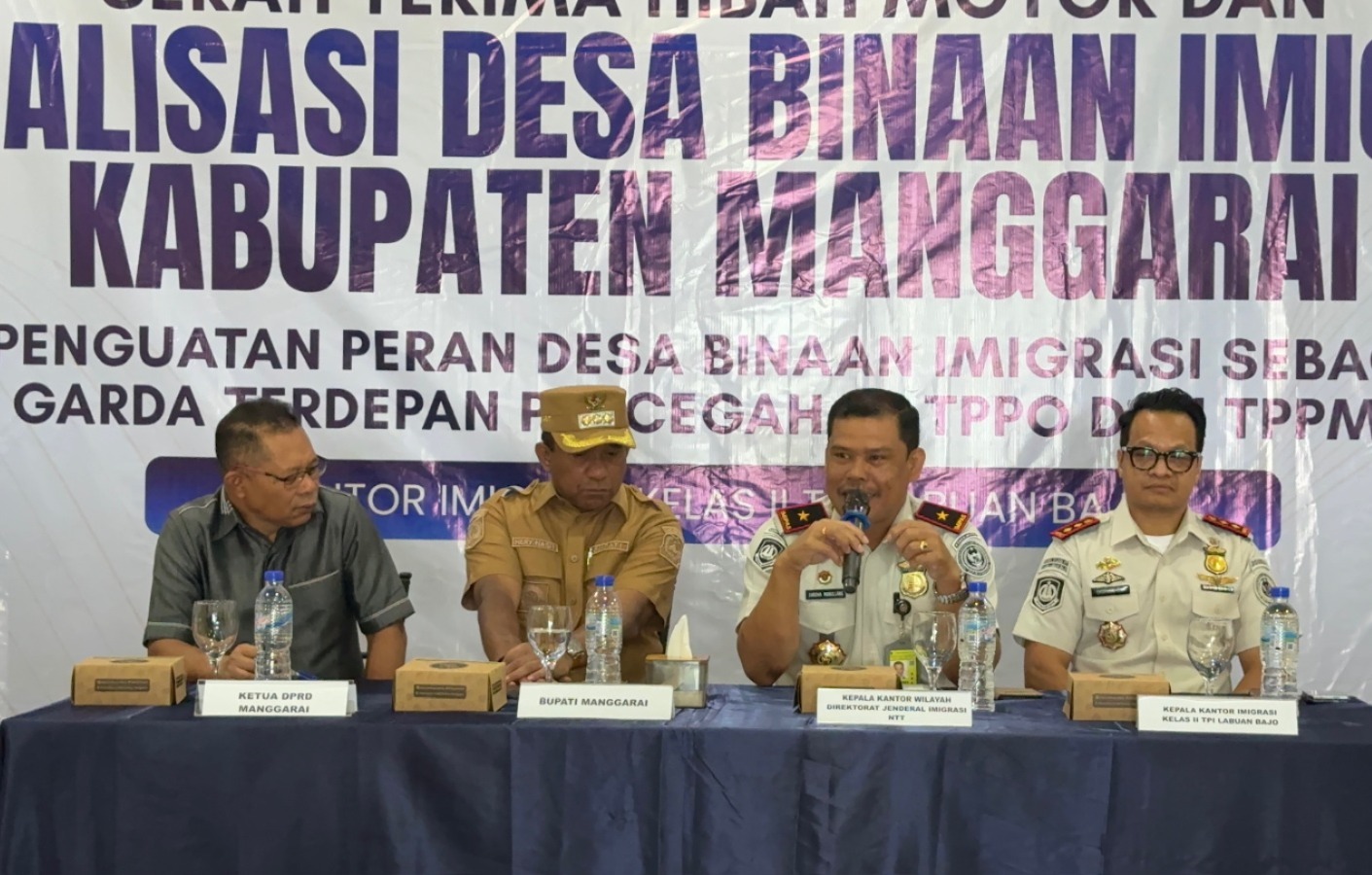 BALINEWSID.COM, RUTENG, East Nusa Tenggara — The Class II Immigration Office of Labuan Bajo has donated operational motorcycles to five Immigration-Assisted Vi…