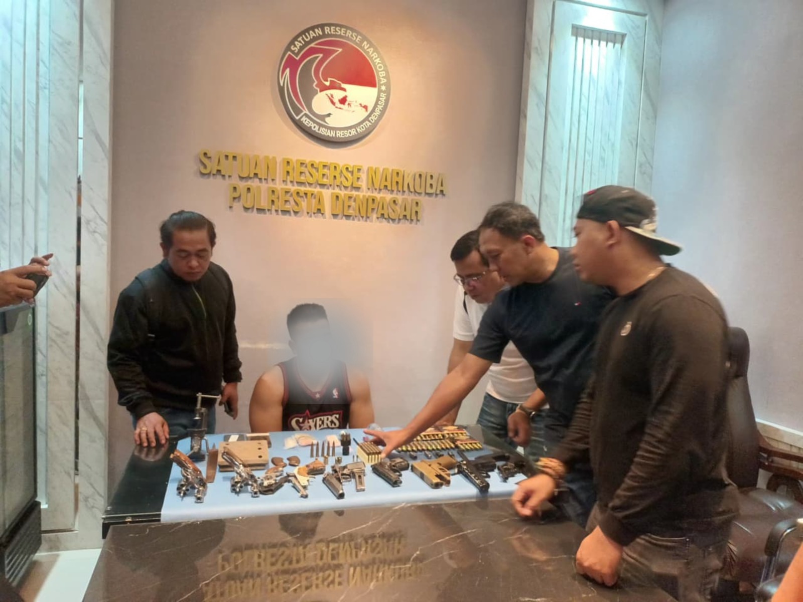 BALINEWSID.COM, DENPASAR – Denpasar Police have uncovered a suspected drug abuse case that led to the discovery of five firearms, four airsoft guns and dozens …