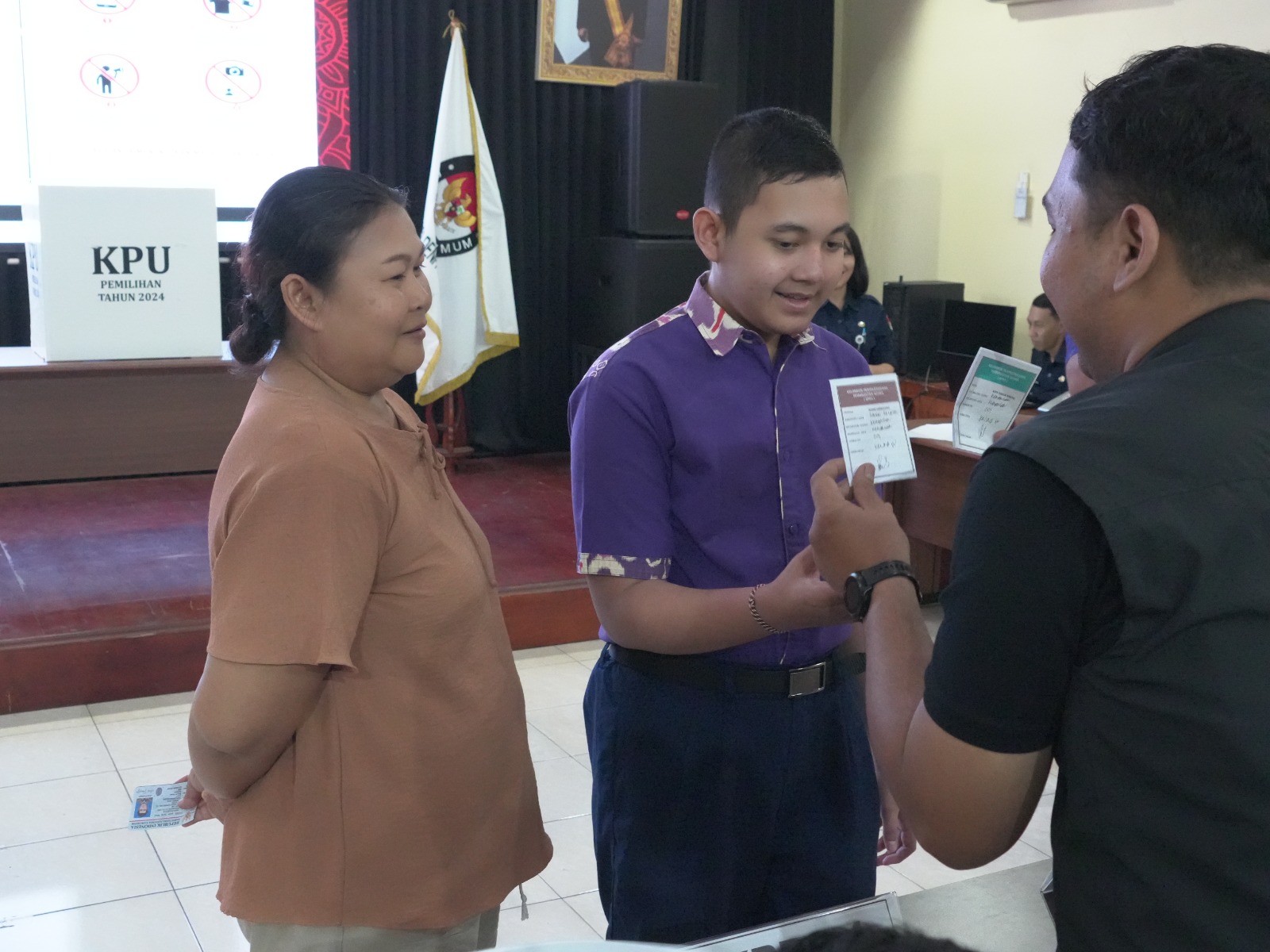 Denpasar KPU Turns Polling Station Into Learning Space, Trains Voters with Disabilities to Vote Independently