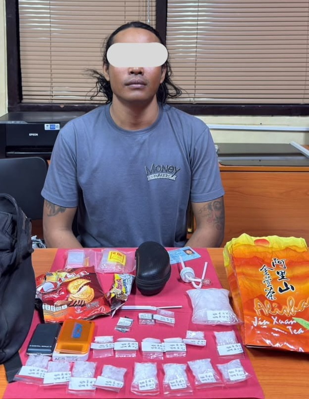 BALINEWSID.COM, DENPASAR — Bali police have arrested a 28-year-old man identified by his initials, MMT, who is suspected of being involved in the distribution …