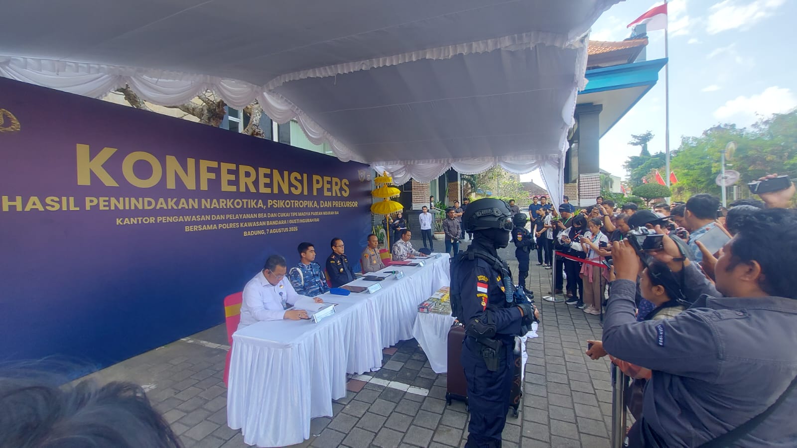 BALINEWSID.COM, BADUNG – Two Indian nationals have been arrested after customs officers and police allegedly found more than 10 kilograms of cannabis hidden in…