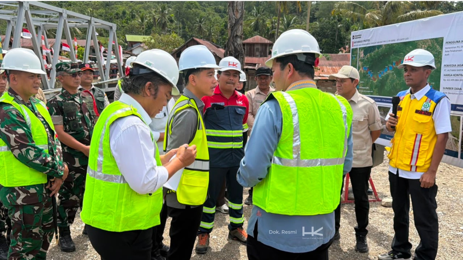 BALINEWSID.COM, ACEH TENGAH – Indonesian Vice President Gibran Rakabuming Raka inspected the ongoing rehabilitation of Lumut Bridge in Lumut Village, Linge Dis…
