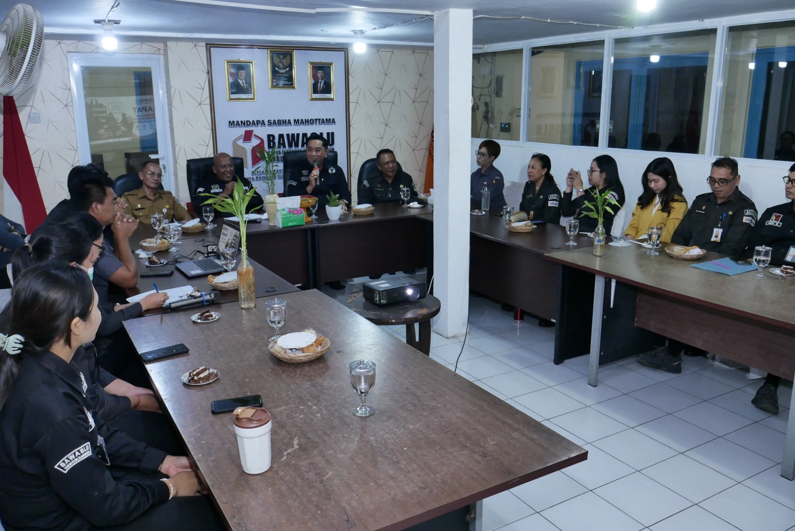 BALINEWSID.COM, KLUNGKUNG – Bali Provincial Election Supervisory Agency (Bawaslu) Chairman I Putu Agus Tirta Suguna has urged all Bawaslu personnel to make rec…