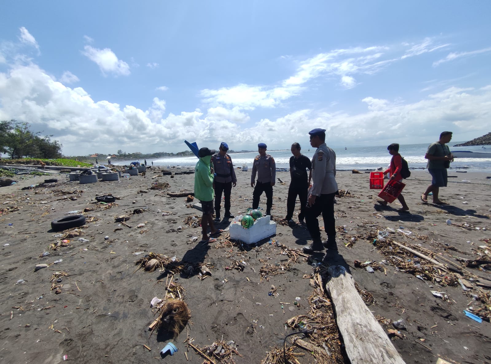 BALINEWSID.COM, DENPASAR – A cargo vessel, MK Baruna, sank in the waters off Padang Galak Beach, Kesiman Petilan, East Denpasar, Bali, early Tuesday (Aug. 11, …