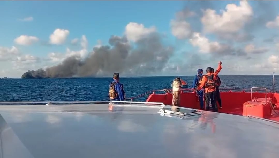 BALINEWSID.COM, WEST LOMBOK – A joint search and rescue (SAR) team launched an emergency evacuation operation after the KMP Putri Yasmin ferry caught fire in t…