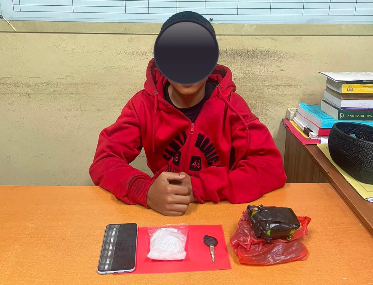 BALINEWSID.COM, DENPASAR — Bali Police’s Narcotics Directorate has arrested a 15-year-old teenager identified by the initials AAN, who is suspected of acting a…