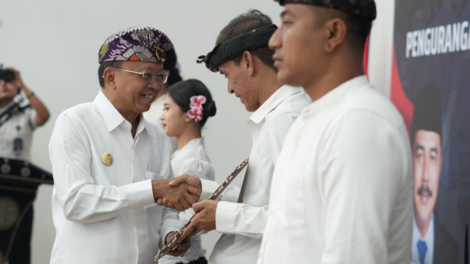 BALINEWSID.COM, BADUNG — A total of 3,026 inmates and juvenile detainees under the Bali Regional Office of the Directorate General of Corrections received sent…