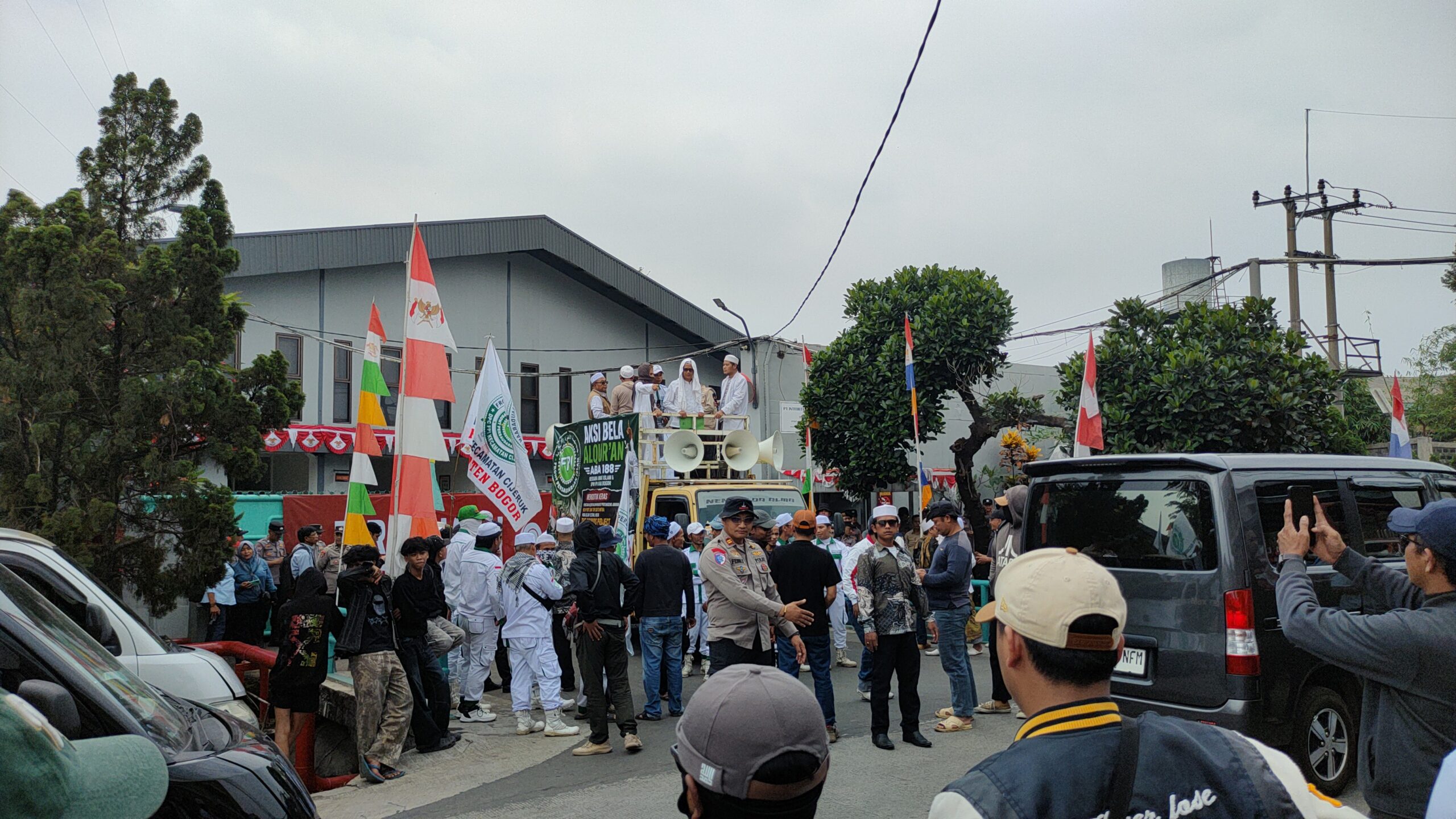 BALINEWSID.COM, BOGOR — Hundreds of members of several Islamic organizations, including the Islamic Defenders Front (FPI), BPPKB, and local religious study gro…