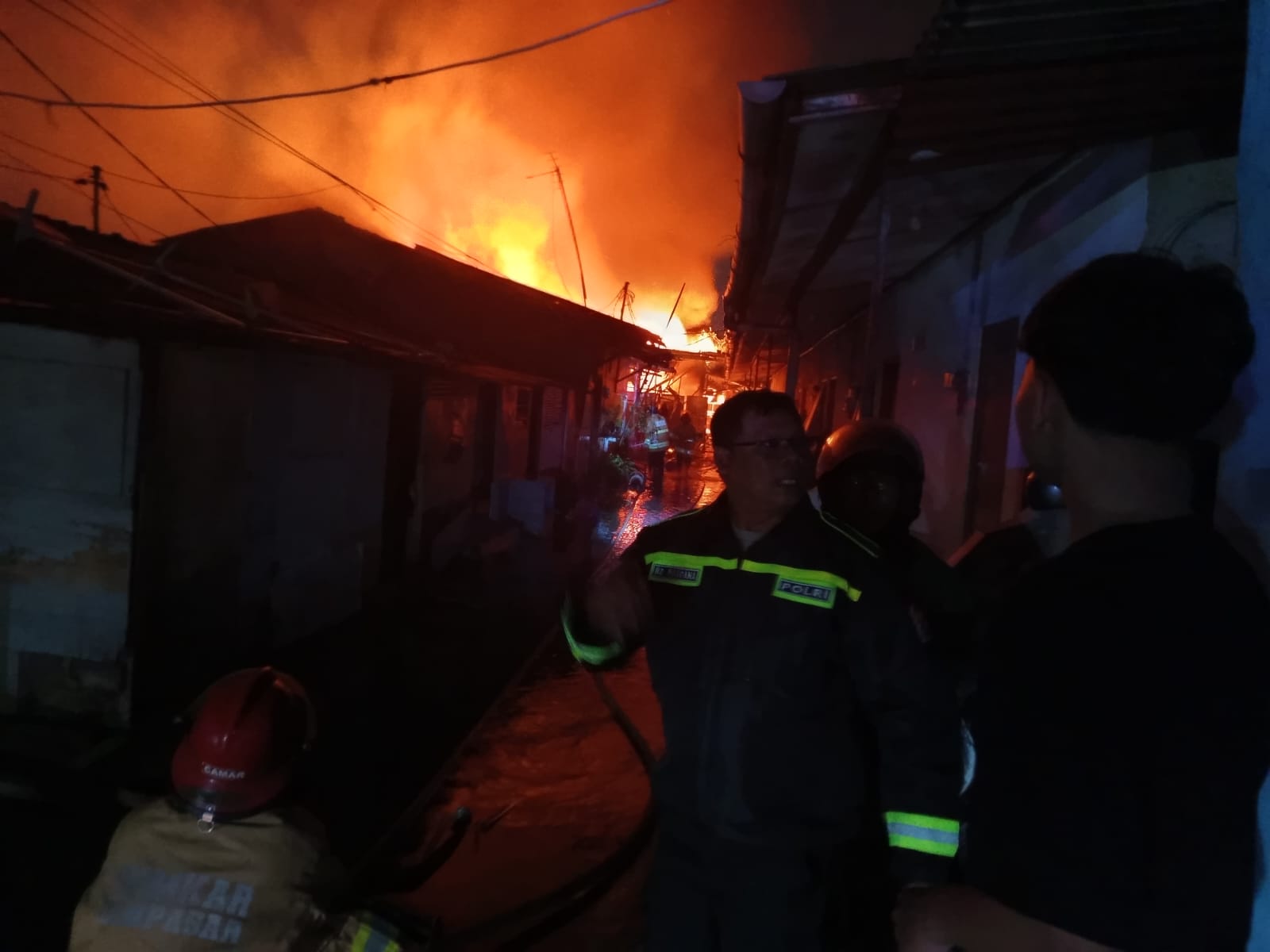 BALINEWSID.COM, DENPASAR — Four semi-permanent boarding rooms were destroyed by fire on Jalan Malboro XIV, Pemecutan Klod Village, West Denpasar District, Denp…