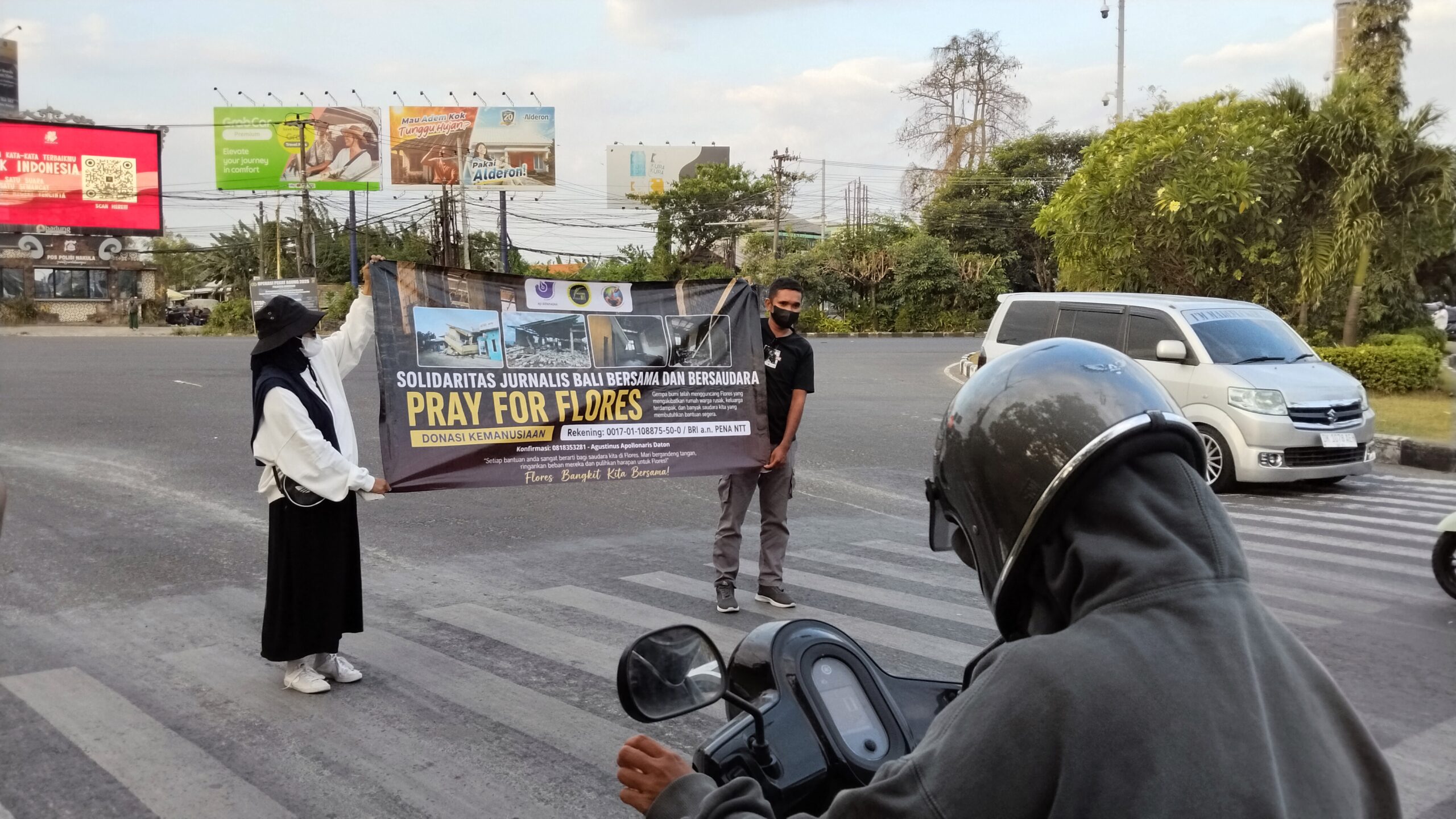 BALINEWSID.COM, DENPASAR — Dozens of journalists from the Bali Journalists’ Solidarity (SJB) took to the streets on Saturday (August 22, 2026) to raise funds f…