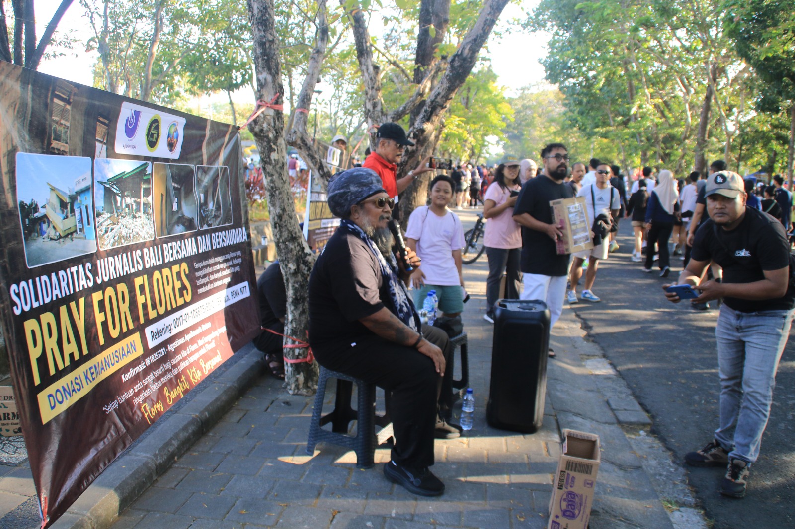 BALINEWSID.COM, DENPASAR — Bali-based reggae musician Anak Agung Junni Antara, better known as Joni Agung, joined the Bali Journalists Solidarity (SJB) in a fu…
