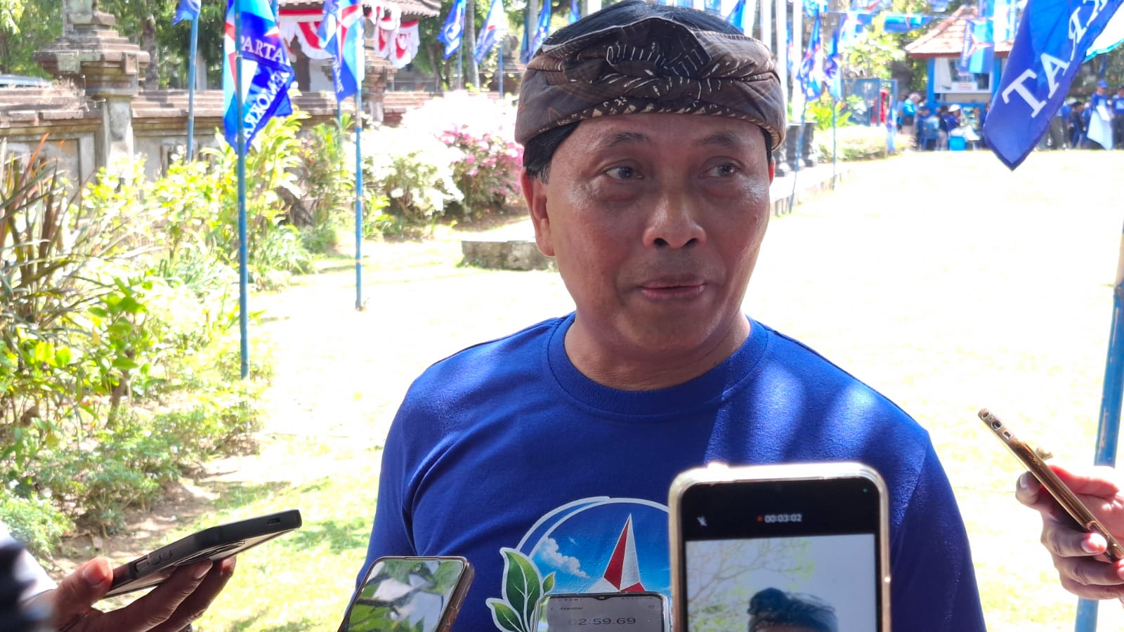 BALINEWSID.COM, DENPASAR — The Bali Provincial Democratic Party continued its “Blue Sky, Beautiful Indonesia” environmental campaign with a tree-planting drive…