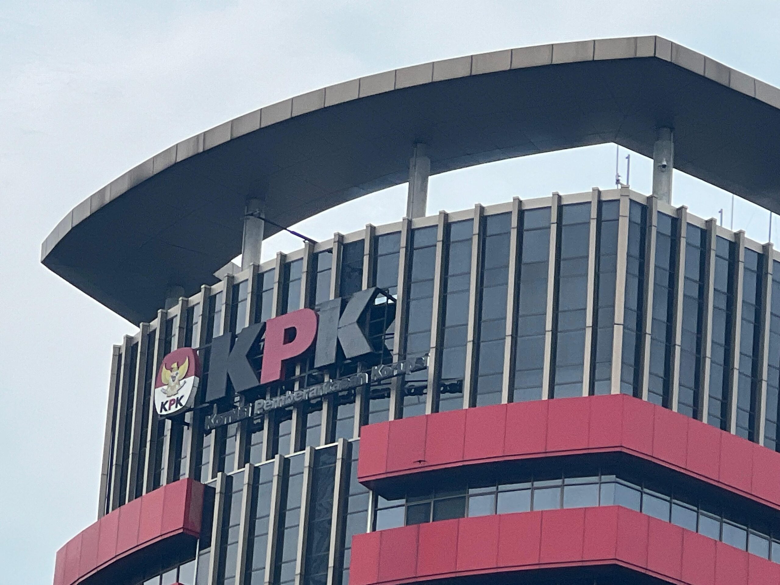BALINEWSID.COM, BOGOR — Indonesia’s Corruption Eradication Commission (KPK) has escalated its investigation into alleged illegal deductions from incentive paym…