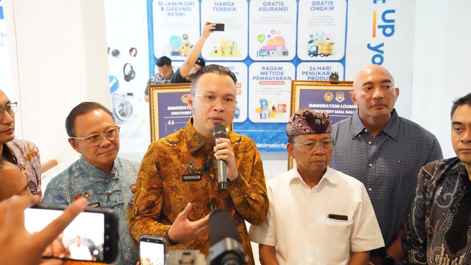 BALINEWSID.COM, BADUNG — Director General of Immigration Hendarsam Marantoko officially inaugurated the Immigration Lounge at Discovery Mall Bali on Thursday (…