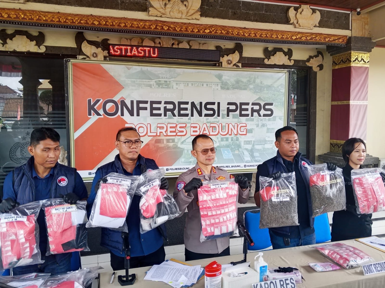 BALINEWSID.COM, BADUNG — The Badung Police Narcotics Unit uncovered 17 drug-related criminal cases between June 2 and August 20, 2026, resulting in the arrest …