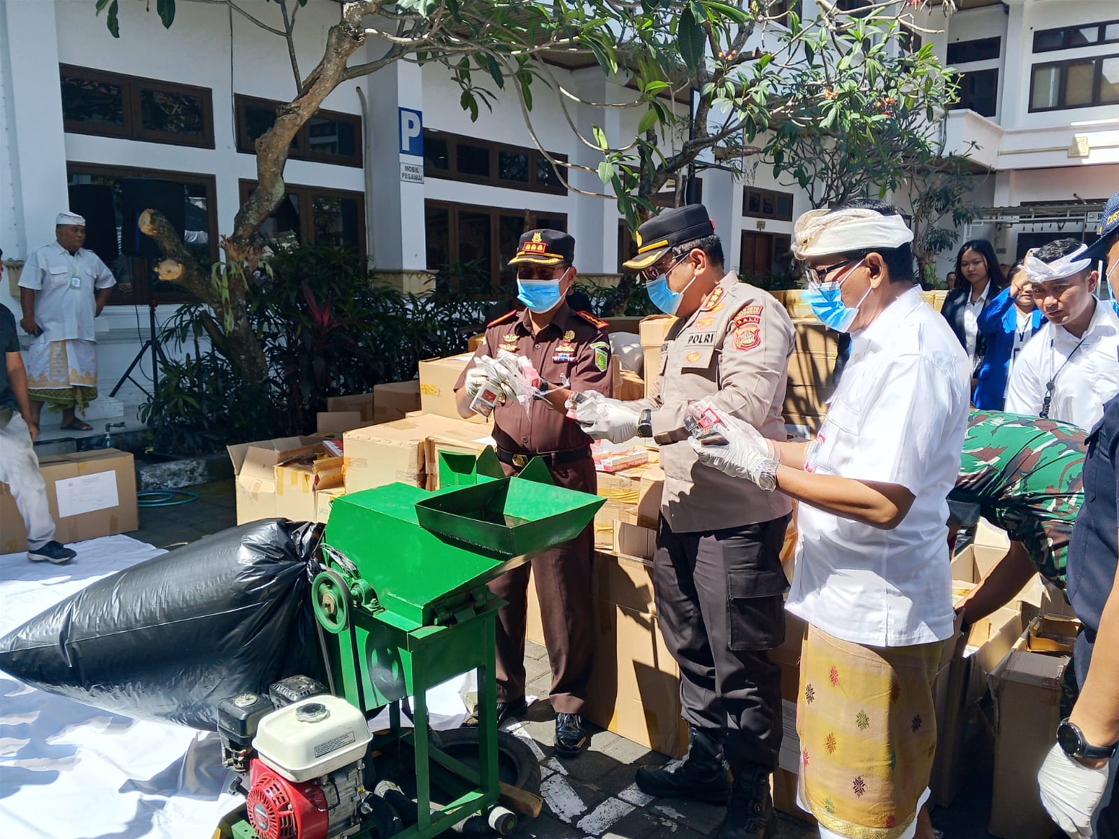 BALINEWSID.COM, DENPASAR — The Denpasar District Prosecutor’s Office destroyed thousands of packs of cigarettes without excise stamps that had been confiscated…
