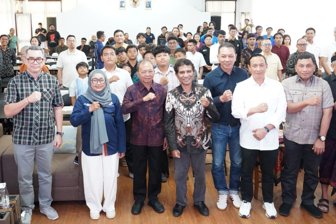 BALINEWSID.COM, DENPASAR — Bali Governor Wayan Koster has urged journalists to remain critical, professional, and committed to journalistic ethics while carryi…