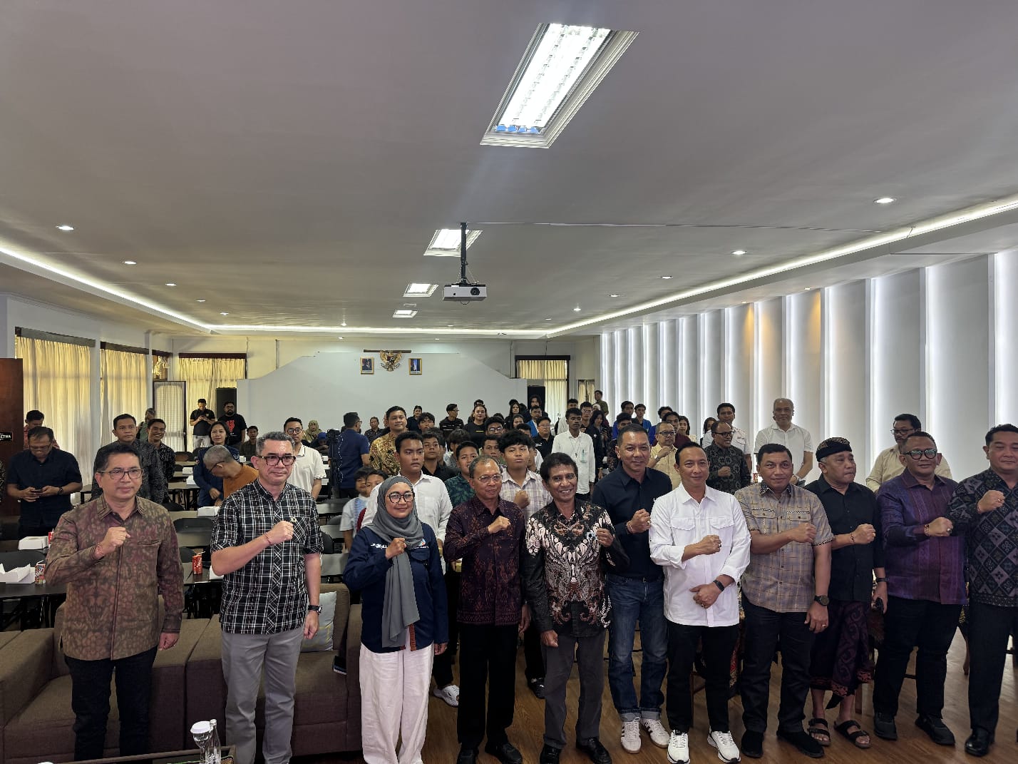 BALINEWSID.COM, DENPASAR — The 14th anniversary of the Indonesian Online Journalists Association (IWO) and the first anniversary of IWO Bali received support f…